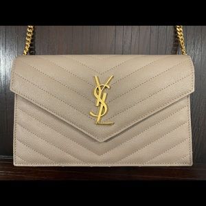 SAINT LAURENT CASSANDRE MATELASSÉ ENV CHAIN WALLET